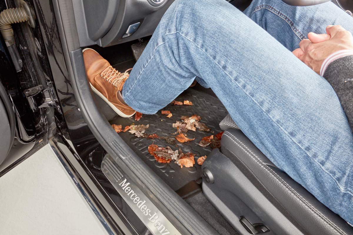 Mit Verlegeteppich den Fußraum im Auto auskleiden - so klappt's